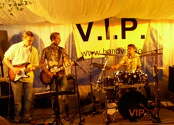 Lifemusik durch die Band V.I.P. 